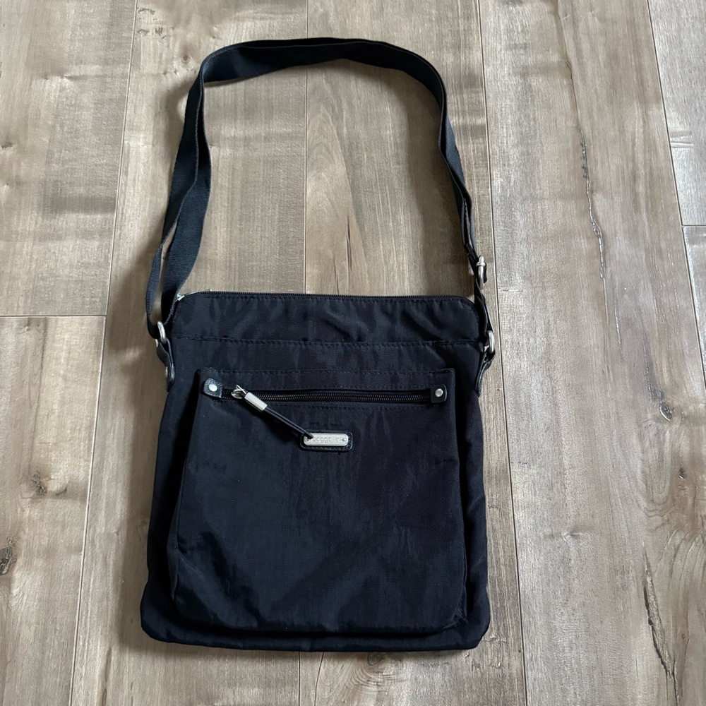 Baggallini Black Crossbody Bag Purse Travel Nylon‎ Wipeable Compact Pockets